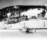 Auf dem gefrorenen See von St. Moritz richtete der deutsche Flugpionier Paul Engelhard im Februar 1910 für sechs Wochen eine Flugschule mit zwei Wright Flyern ein.