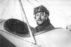 Durch seine Flüge überall in der Schweiz und seine Alpentraversierung von Bern nach Mailand wurde der Pionier Oskar Bider ? hier im Cockpit seines Blériot XI ? zum Idol der gesamten Schweizer Bevölkerung.
