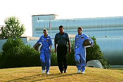 Die deutschen Teilnehmer des Space Camps 2007 gehen mit Space shuttle-Commandant Kevin Kegel (Mitte) zur simulierten Shuttle-Mission